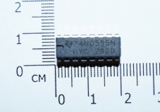 74HC595N, 74HC595 8-и битный сдвиговый регистр с выходным регистром-защелки и тремя состояниями (DIP-16)