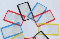 Увеличительное стекло - линза Френеля, размер визитки 85*54*0.5мм (пластик), увеличение 3х