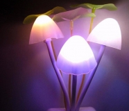 Светильник Грибочки - ночник светодиодный с датчиком освещенности, 110-220В RGB